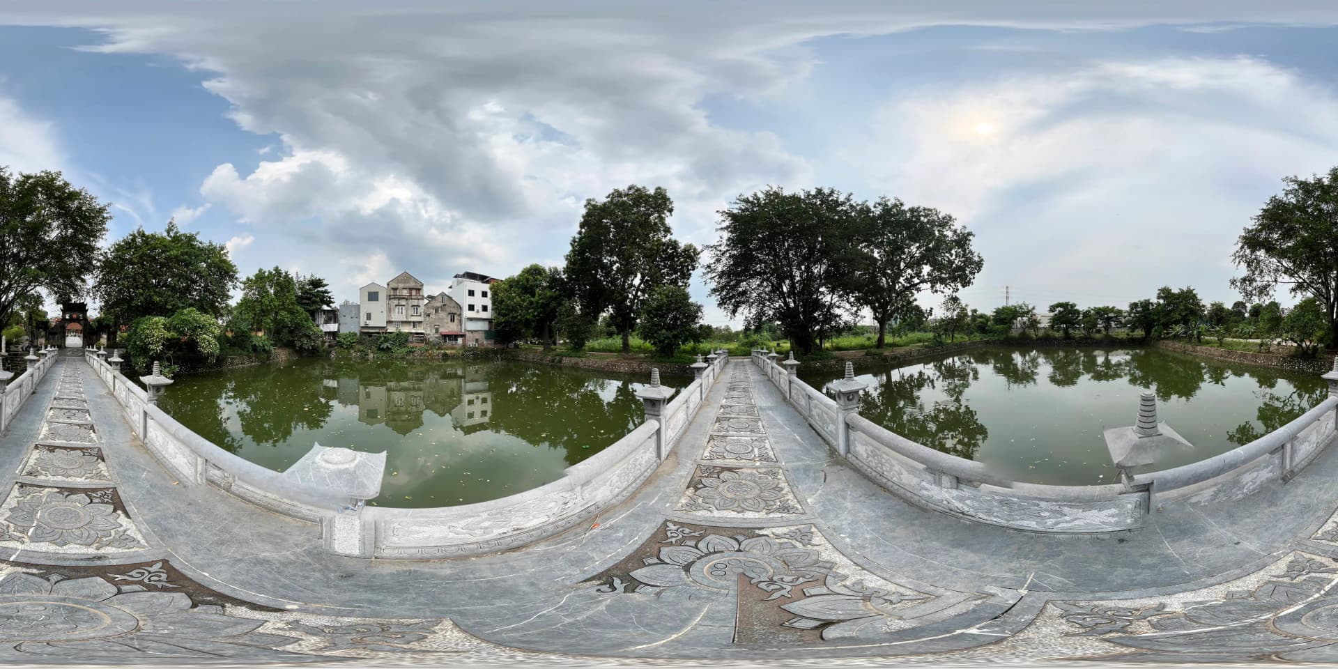 Cầu đá qua hồ
