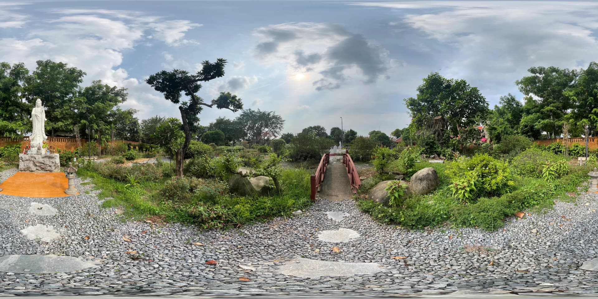 Tượng Quan Âm & cầu đỏ