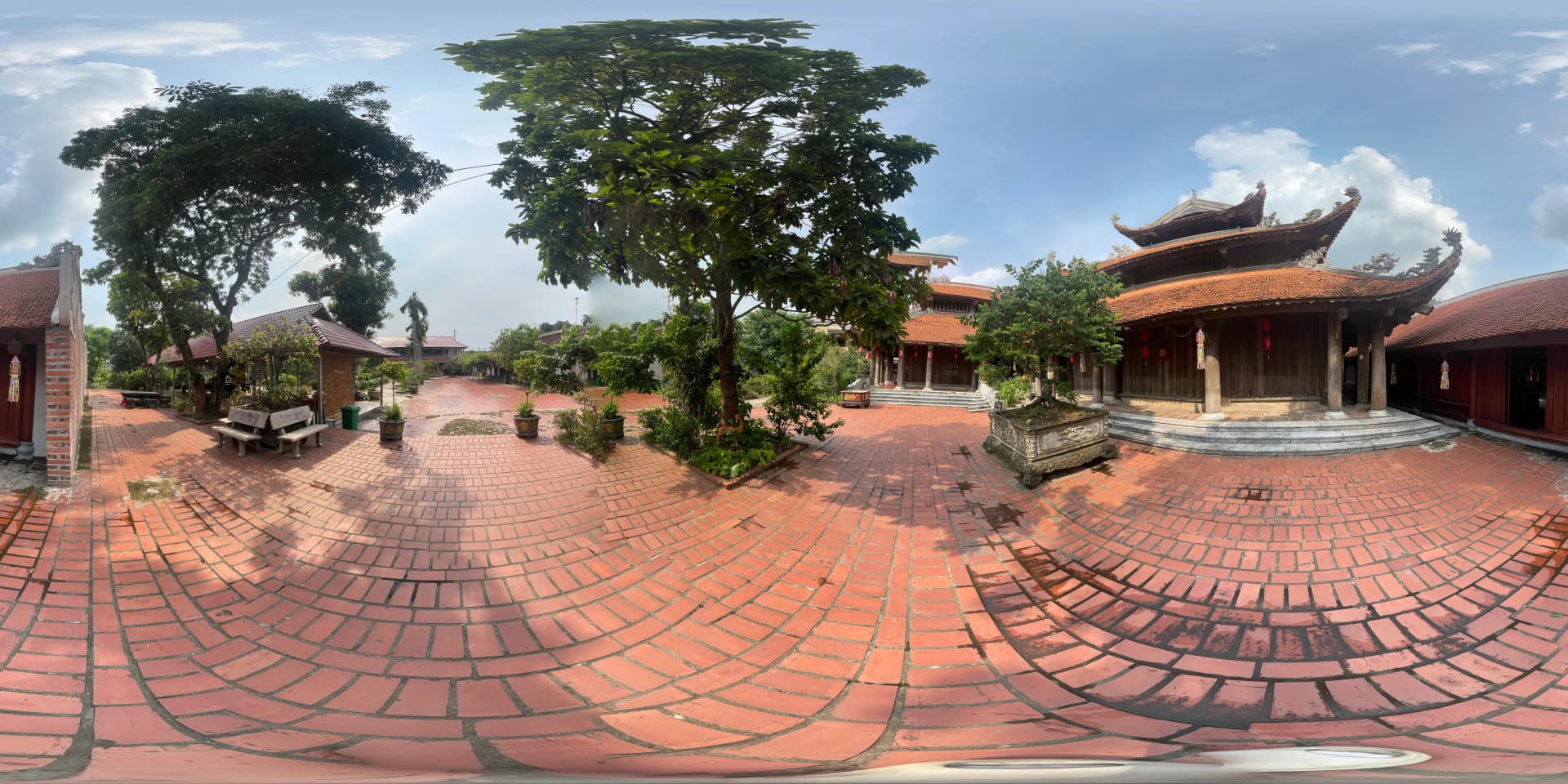 Sân trước nhà gỗ