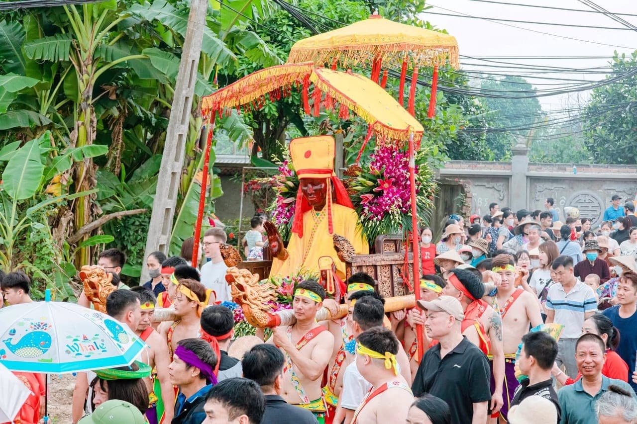 Kiệu thánh dưới tán lọng vàng giữa dòng người trẩy hội